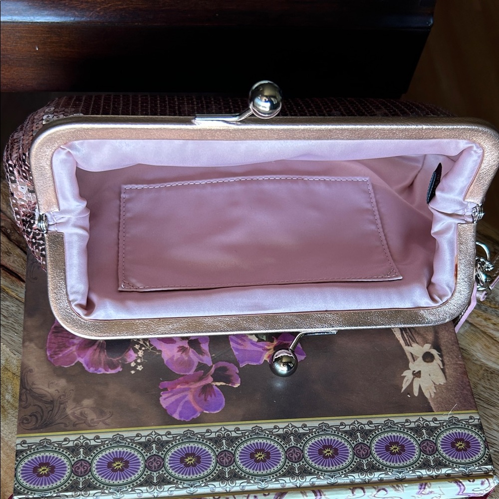 COACH NWOT Limited  Edition Iridescent Sequins rose gold kiss lock - Picture 5 of 7